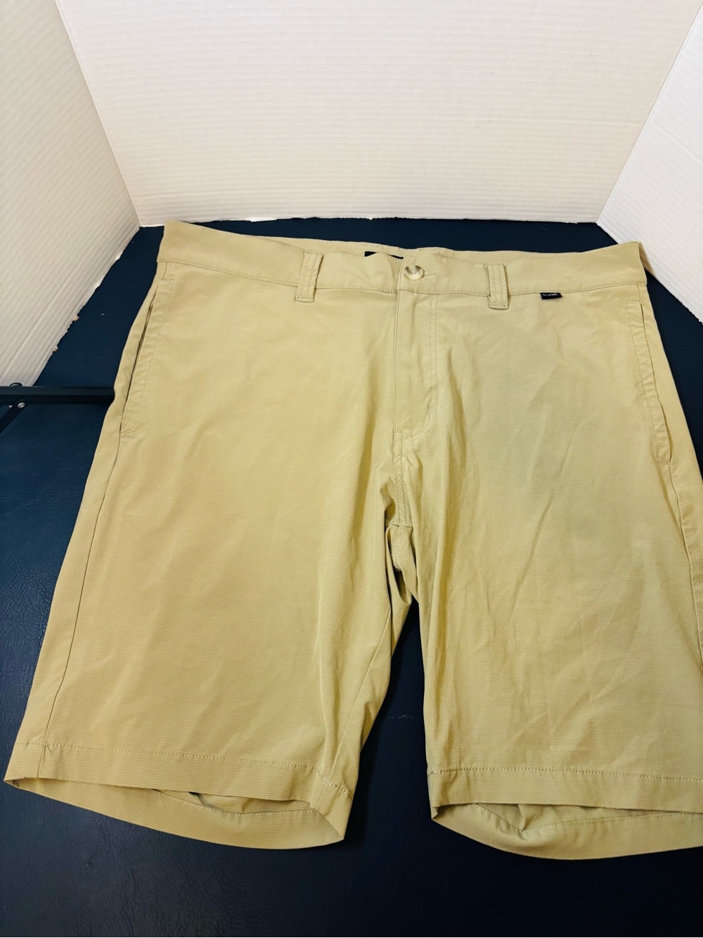 Travis Mathew men’s performance tan khaki golf shorts sz 36 preppy golf